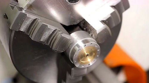 匠心獨(dú)運(yùn) 老師傅巧手制作電機(jī)零件，詮釋農(nóng)林牧漁機(jī)械配件制造的精湛技藝